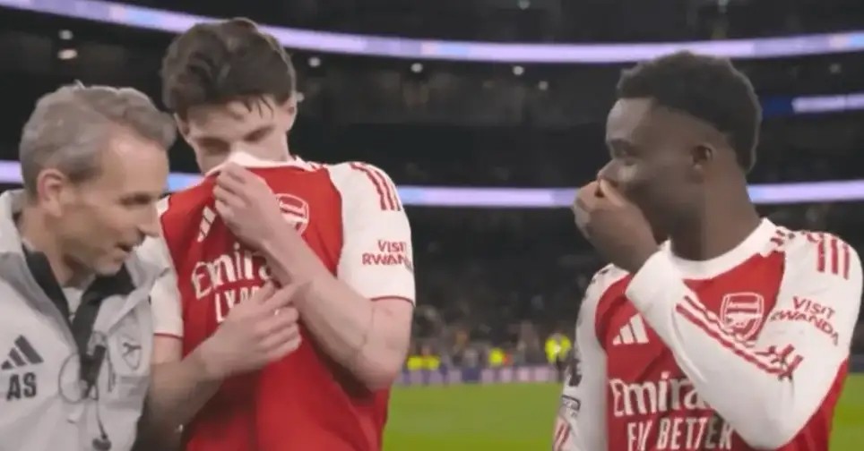 为什么这么多足球运动员说话时会捂住嘴?